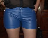 shorts em couro fake azul