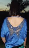 blusa azul bic em cetim com detalhe borboleta nas costas