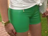 shorts em couro fake verde