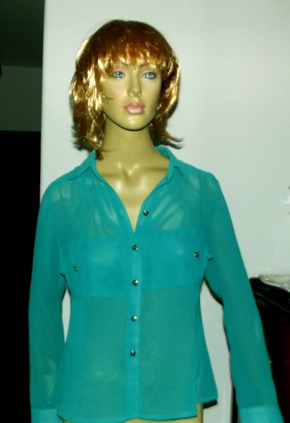 Camisa seda verde Jade com botão dourado