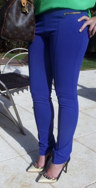 Calça azul royal com detalhe em zíperes nas laterias