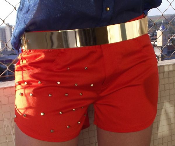 shorts com detalhe em spikes