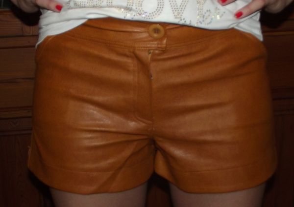 shorts em couro fake caramelo