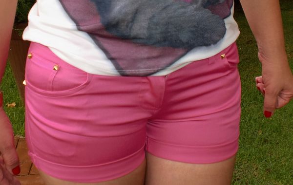 shorts com detalhe em spikes