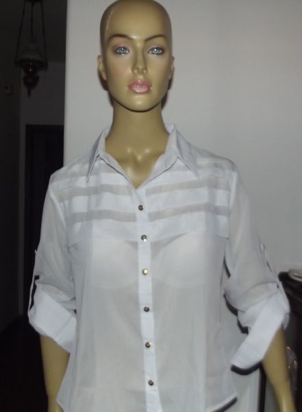 camisa branca chiffon com botão dourado