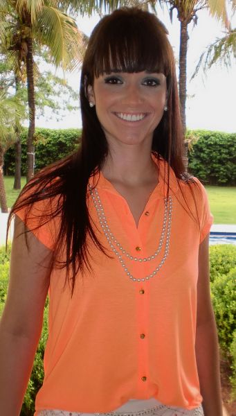 camisete laranja neon com tachinhas douradas nas golas