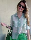 camisa snake print com detalhe em verde