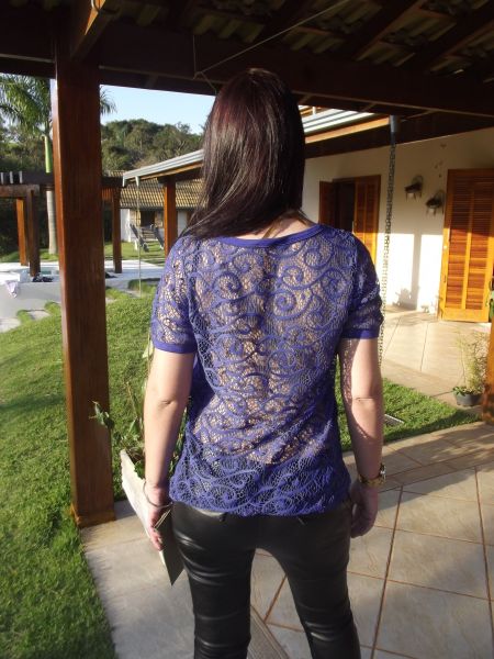 Blusa de renda nas costas