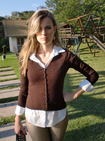 Cardigan de linha com detalhe em pedrinhas marrom e dourada