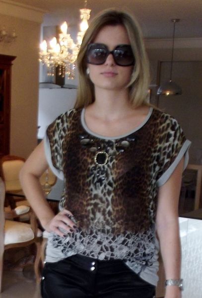 blusa animal print com bordados em pedras