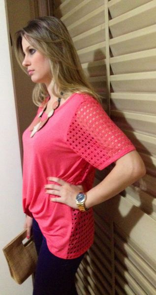 blusa coral com detalhe de renda nas costas