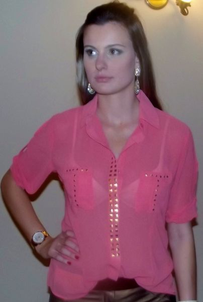 camisa rosa com detalhes em tachinhas