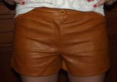 shorts em couro fake caramelo